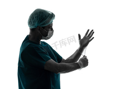 戴着面罩乳胶手套剪影的医生外科医生男子肖像