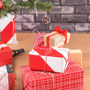 装饰圣诞树，在家里用黑色砖墙包裹着漂亮的红白相间的礼物，喜庆的设计理念，特写