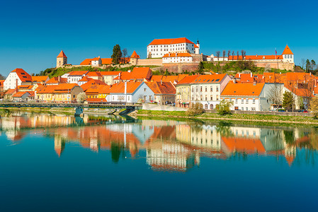 欧洲小镇摄影照片_倒映在水中的风景如画的欧洲小镇。
