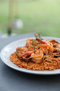 海鲜烩饭摄影照片_海鲜烩饭配贻贝虾和鱿鱼，意大利菜