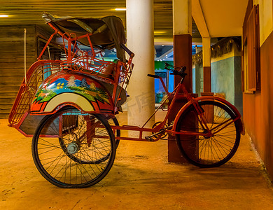 红色复古人力车，传统自行车人力车，来自亚洲的复古交通工具