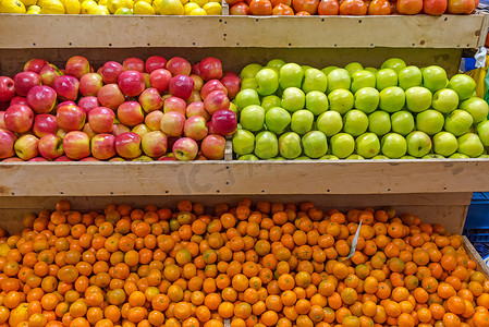 水果苹果橘子摄影照片_橘子和苹果待售