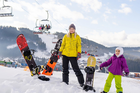 冬天，滑雪，雪和阳光-家庭享受寒假
