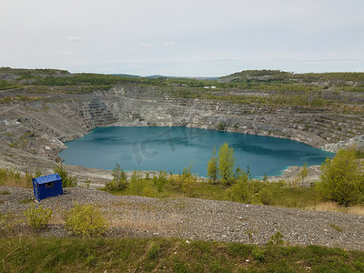 加拿大开采石棉的大型深蓝色湖泊
