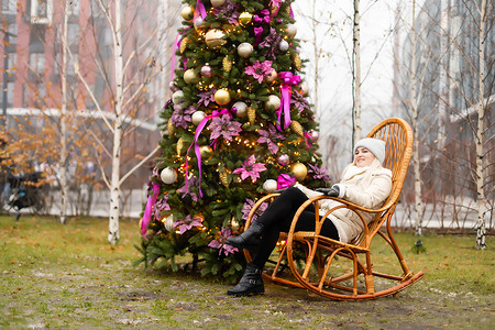 时尚专区摄影照片_街上的女人和照片区圣诞树和摇椅