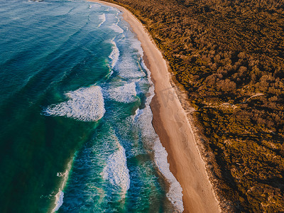 澳大利亚塔布里湖海滩的航拍照片