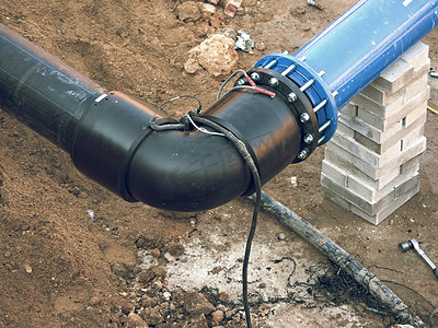 挖坑摄影照片_HDPE 管道焊接地下，城市便携式供水系统