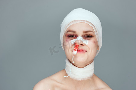 鼻子里有血迹的妇女卫生棉条，脸部受伤，背景孤立