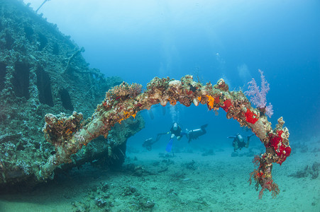 红海沉船摄影照片_热带海洋中的水下沉船