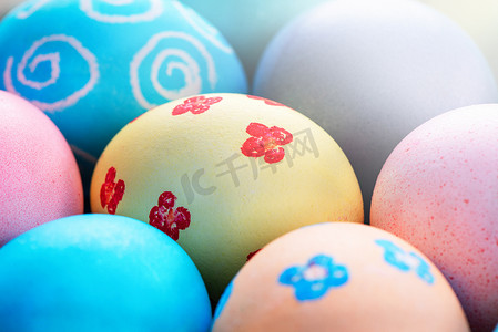 五颜六色的复活节彩蛋由彩色水染成，淡蓝色背景上有美丽的图案，假日活动的设计理念，顶视图，全框架。