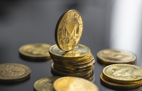 一堆金色的 Monero 比特币硬币在桌子上有很多比特币硬币。