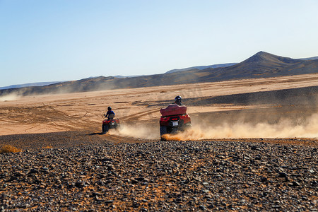 游客在摩洛哥沙漠驾驶四轮摩托