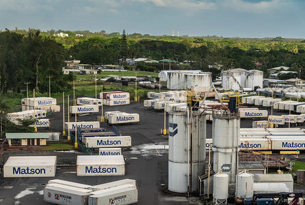 美国夏威夷希洛港的装有 Matson 集装箱的油箱。