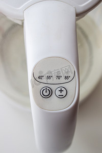 电热水壶上的电源和温度按钮是白色的。