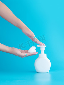 女性 h 上的塑料泵瓶和摩丝泡沫或清洁泡沫