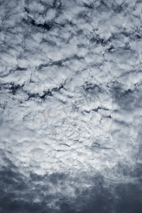 雨和云摄影照片_在雨和雷暴前与风雨如磐的云彩的剧烈的天空
