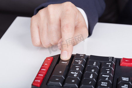 手指按计算机键盘上的输入按钮