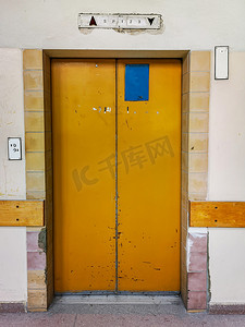 医院电梯摄影照片_旧废弃医院旧金属电梯的入口门