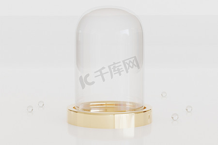 玻璃珠摄影照片_带有玻璃珠的白色背景上有光泽的金色托盘的空玻璃圆顶。 