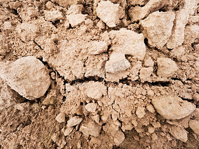 天气炎热摄影照片_在田野上干燥尘土飞扬的粘土。