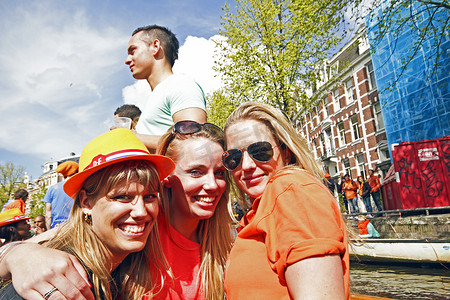 荷兰阿姆斯特丹-2013 年 4 月 30 日： 橙色的荷兰女孩是 c