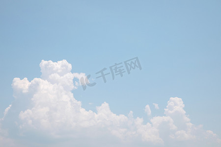 电影云摄影照片_复古电影风格的蓝天背景