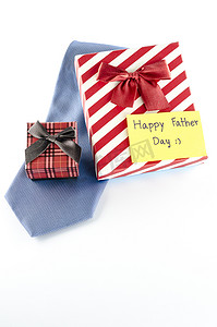 领带和两个带有卡片标签的礼品盒写着父亲节快乐的词