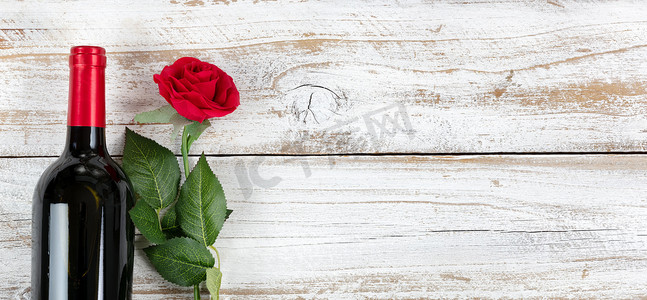 情人节庆祝用红酒和一朵玫瑰在 wh