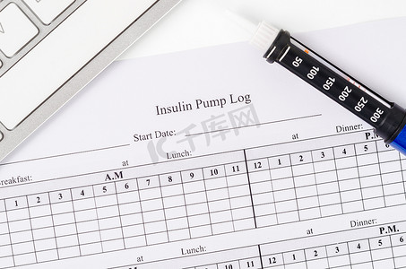 胰岛素泵日志记录表和胰岛素注射器。