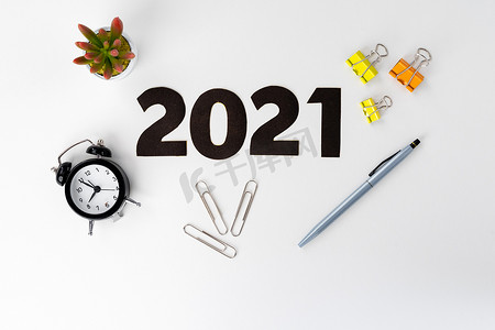 2022汇报摄影照片_白桌上的 2022 年数字和文具