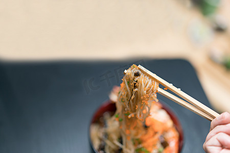 魔芋虾和筷子。