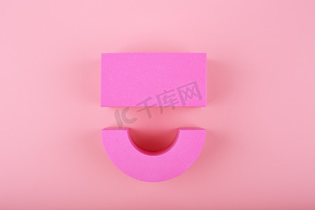 明亮的粉红色背景上的快乐粉红色微笑符号与复制空间。