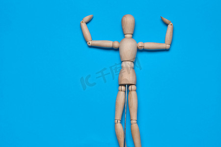 木制人物人体模型物体构成蓝色背景