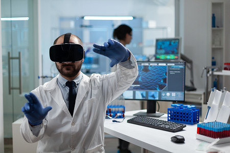 化学家研究员使用虚拟现实耳机分析疾病发展