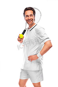 运动服白色摄影照片_微笑的网球运动员，穿着白色服装的球拍。