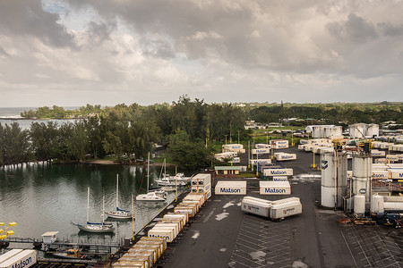 哈瓦希洛港带燃料箱和 Matson 集装箱的码头