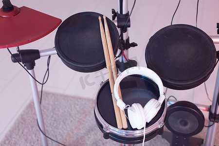 音乐、爱好、乐器概念 — 带鼓槌和耳机的鼓，顶视图