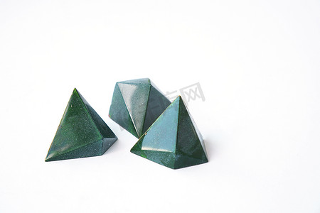 糖果几何摄影照片_三块巧克力-绿色和几何三角形糖果设计