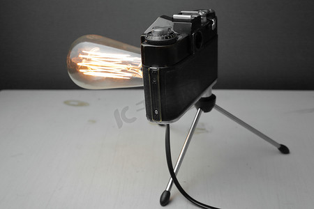 来自旧相机的复古灯，灰色背景上有一盏爱迪生灯。