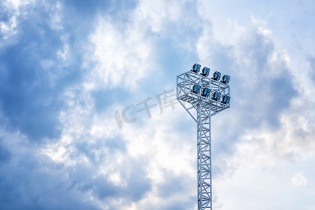 白天和蓝天背景下的体育场灯