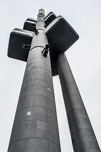 Zizkov 电视塔在布拉格从低角度的角度来看。