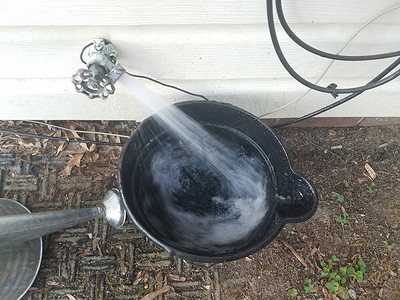 黑色塑料桶从水龙头装满水