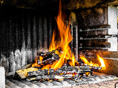 混凝土烤架中的木柴几乎被烧毁