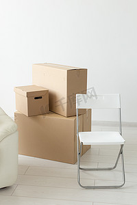 装东西摄影照片_居民搬迁到新公寓期间装东西的盒子。