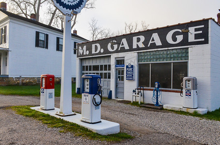 garage摄影照片_美国，俄亥俄州-2018 年 4 月 26 日：老式加油站 (M.D.Garage)，O