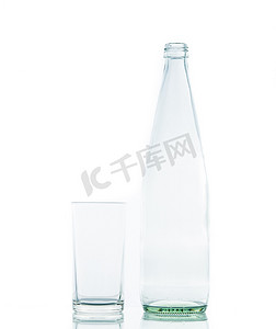 瓶子和玻璃水透明隔离