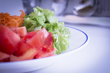 树理性消费观念摄影照片_生菜、胡萝卜、黄瓜、番茄和洋葱沙拉