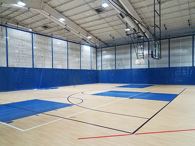 有木地板的篮球场在健身房