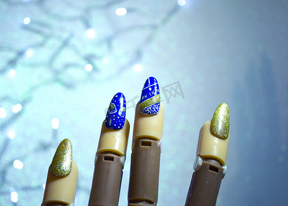 指甲装饰摄影照片_带有新年装饰的永久性凝胶指甲