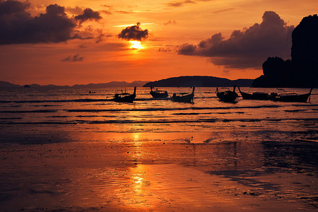 在泰国海边海滩的日落